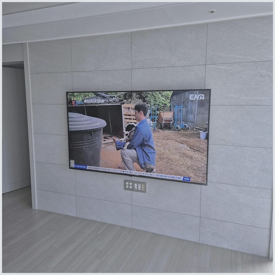 종로과 종로구에서 거실장 철거뒤 조건을 살펴 TV 위치를 잡은 사진입니다. 원래 가구 배치와 바닥 동선을 유지하면서 화면 중심을 맞추고, 중구에서도 적용할 수 있도록 셋톱박스와 공유기 자리를 함께 확인했습니다.