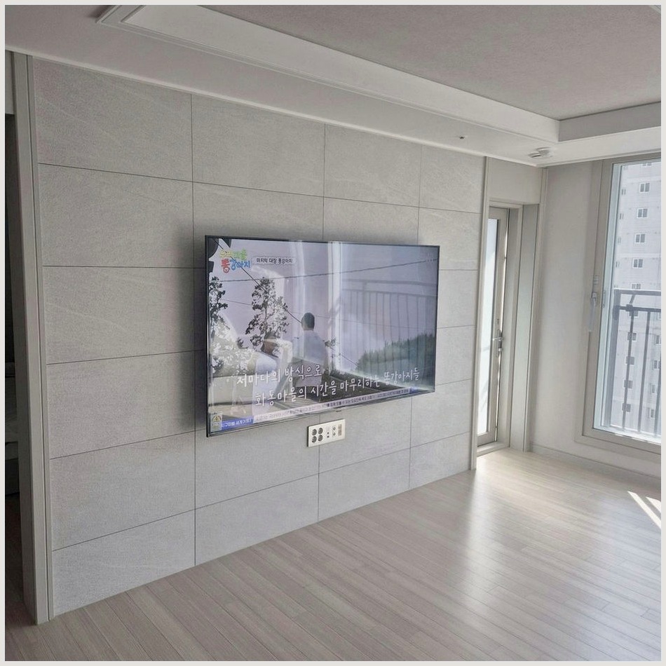 성동과 성동구에서 스탠드해체 후 조건을 살펴 TV 위치를 잡은 사진입니다. 원래 가구 배치와 바닥 동선을 유지하면서 화면 중심을 맞추고, 광진과 광진구에서도 적용할 수 있도록 셋톱박스와 공유기 자리를 함께 확인했습니다.
