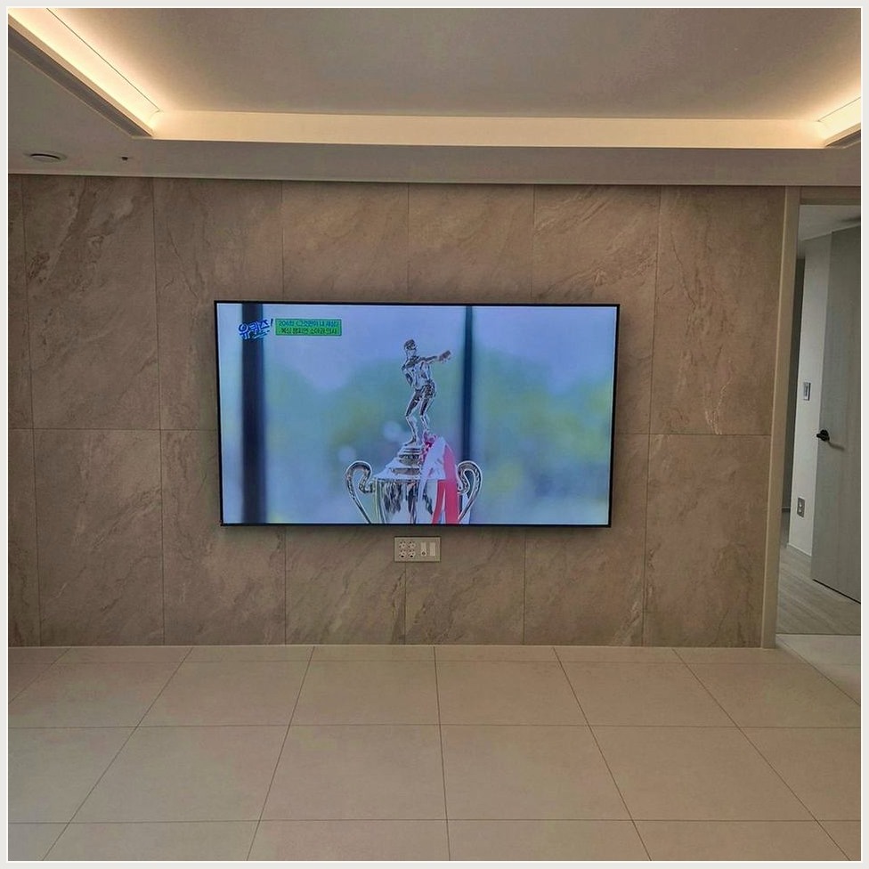양천과 양천구에서 창문빛 줄여 조건을 살펴 TV 위치를 잡은 사진입니다. 원래 가구 배치와 바닥 동선을 유지하면서 화면 중심을 맞추고, 강서과 강서구에서도 적용할 수 있도록 셋톱박스와 공유기 자리를 함께 확인했습니다.