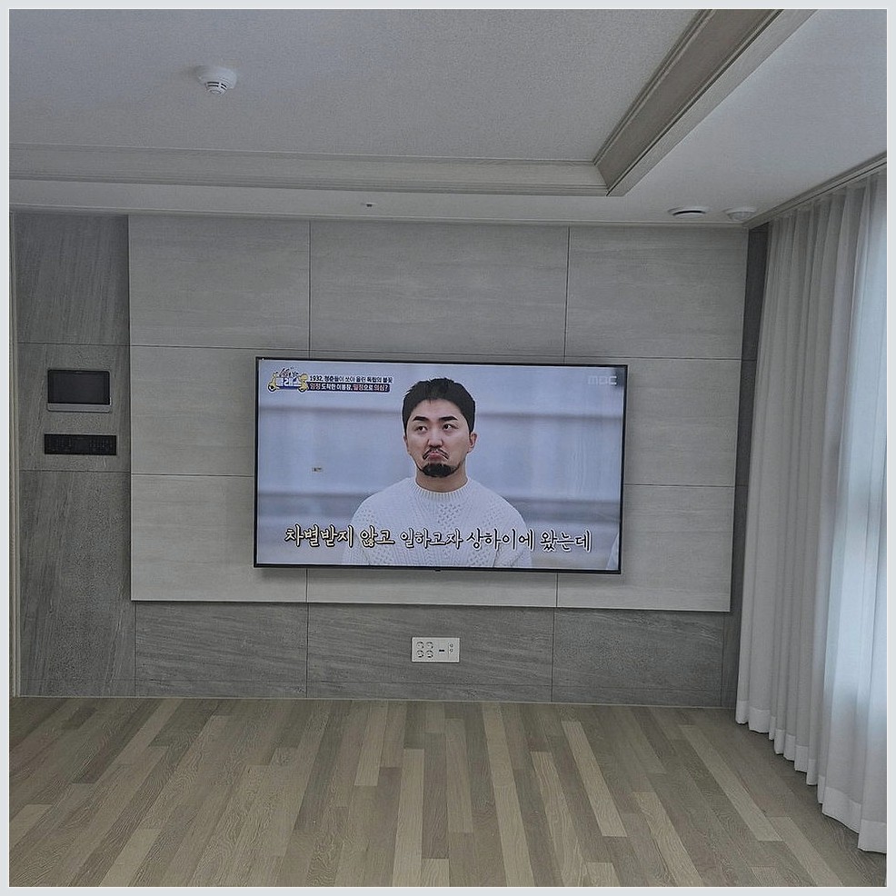 금천과 금천구에서 로봇청소기 길열어 조건을 살펴 TV 위치를 잡은 사진입니다. 원래 가구 배치와 바닥 동선을 유지하면서 화면 중심을 맞추고, 동작과 동작구에서도 적용할 수 있도록 셋톱박스와 공유기 자리를 함께 확인했습니다.