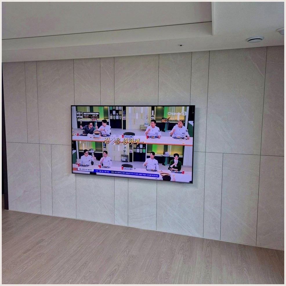 서초과 서초구에서 콘센트 가려 조건을 살펴 TV 위치를 잡은 사진입니다. 원래 가구 배치와 바닥 동선을 유지하면서 화면 중심을 맞추고, 강남과 강남구에서도 적용할 수 있도록 셋톱박스와 공유기 자리를 함께 확인했습니다.