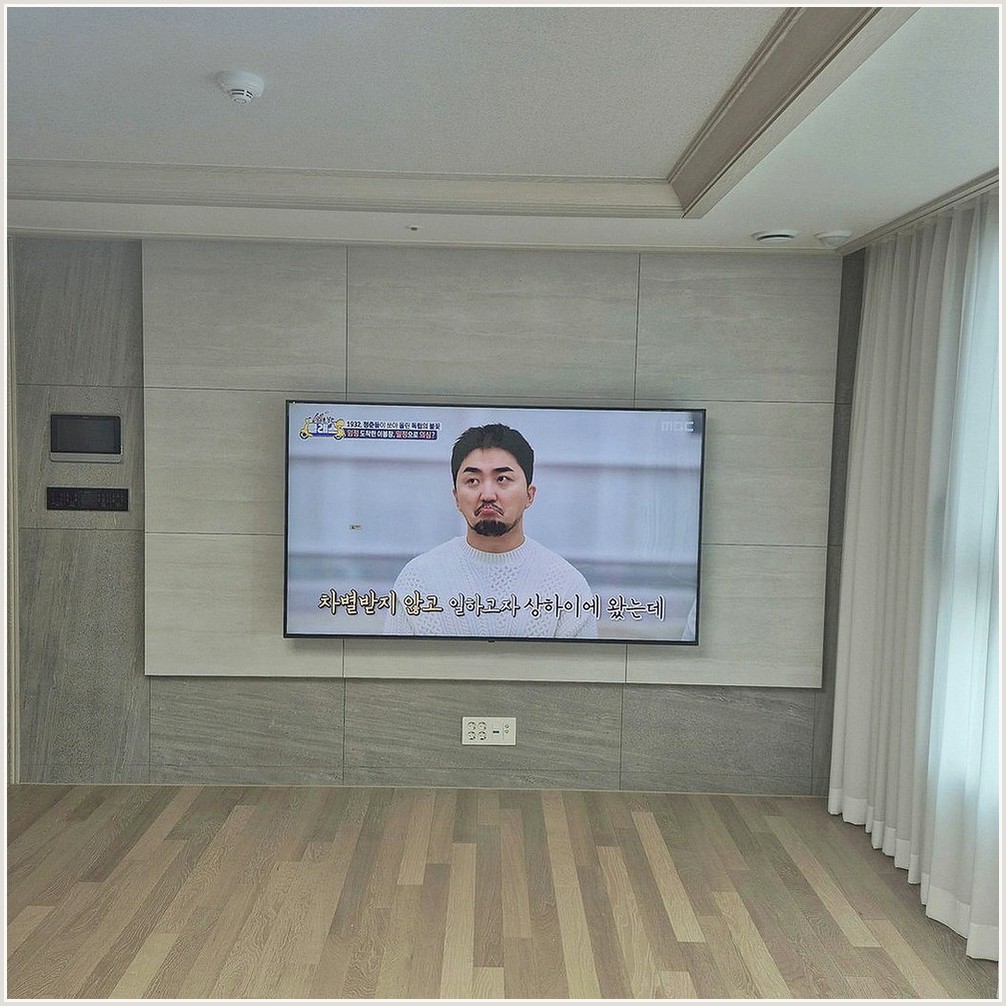 의왕과 의왕시에서 눈높이 재조정을 기준으로 마감 상태를 확인한 사진입니다. 화면 아래 공간과 케이블 노출을 다시 보고, 팔달과 팔달구·영통과 영통구 상담에서 정한 높이와 주변기기 위치가 실제 사용에 불편하지 않은지 점검했습니다.