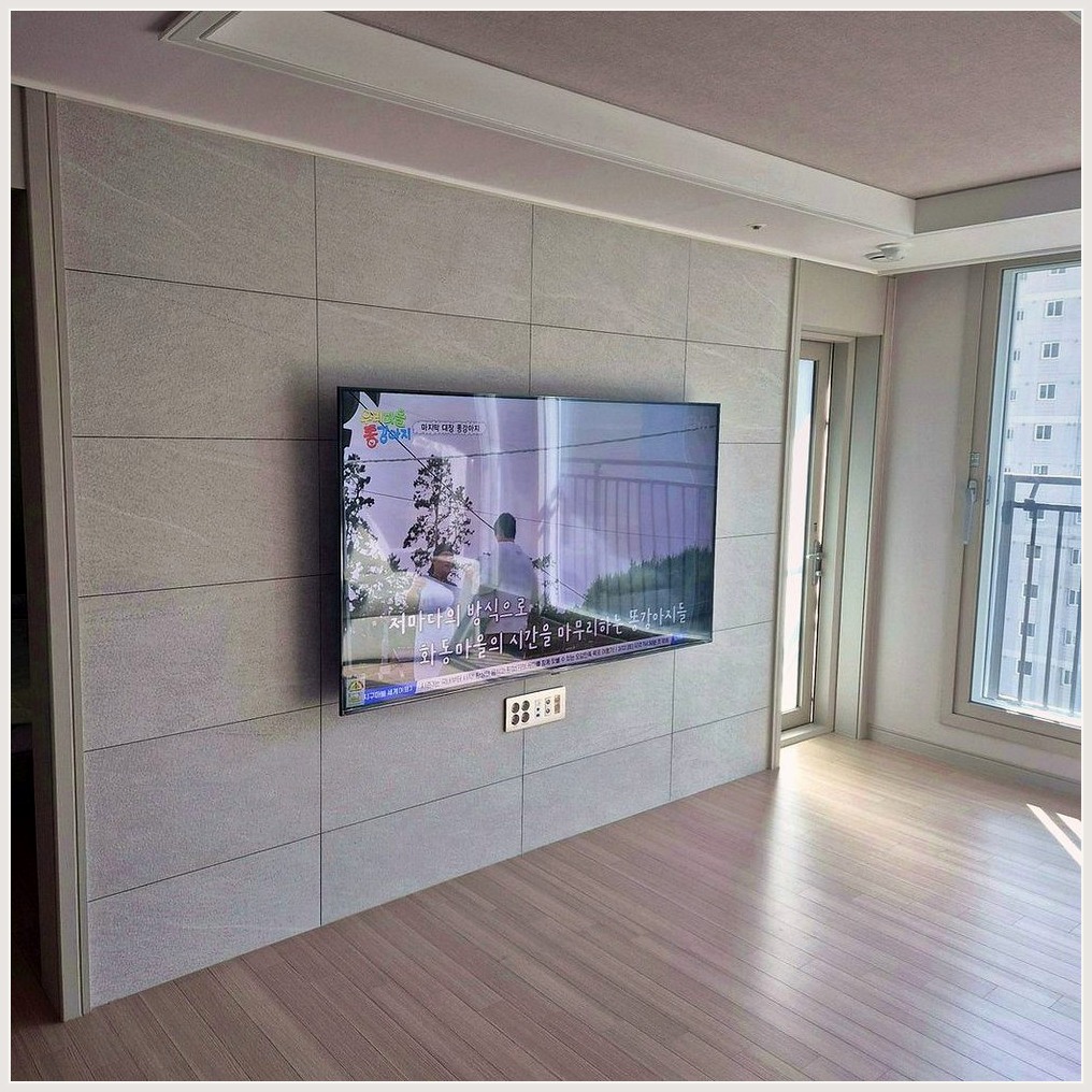 용인과 용인시에서 안방TV 옮겨 조건을 살펴 TV 위치를 잡은 사진입니다. 원래 가구 배치와 바닥 동선을 유지하면서 화면 중심을 맞추고, 처인구에서도 적용할 수 있도록 셋톱박스와 공유기 자리를 함께 확인했습니다.