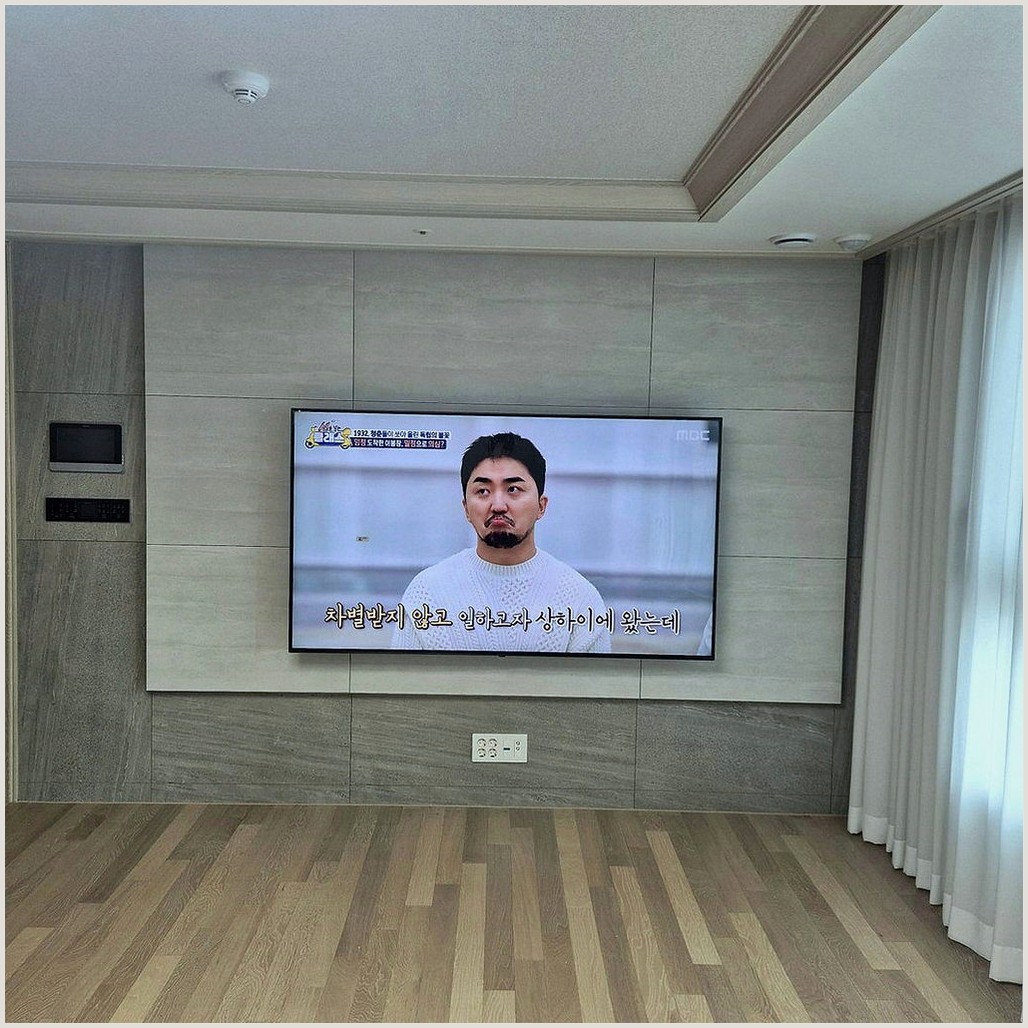 평택과 평택시에서 TV장 교체없이 조건을 살펴 TV 위치를 잡은 사진입니다. 원래 가구 배치와 바닥 동선을 유지하면서 화면 중심을 맞추고, 안성과 안성시에서도 적용할 수 있도록 셋톱박스와 공유기 자리를 함께 확인했습니다.