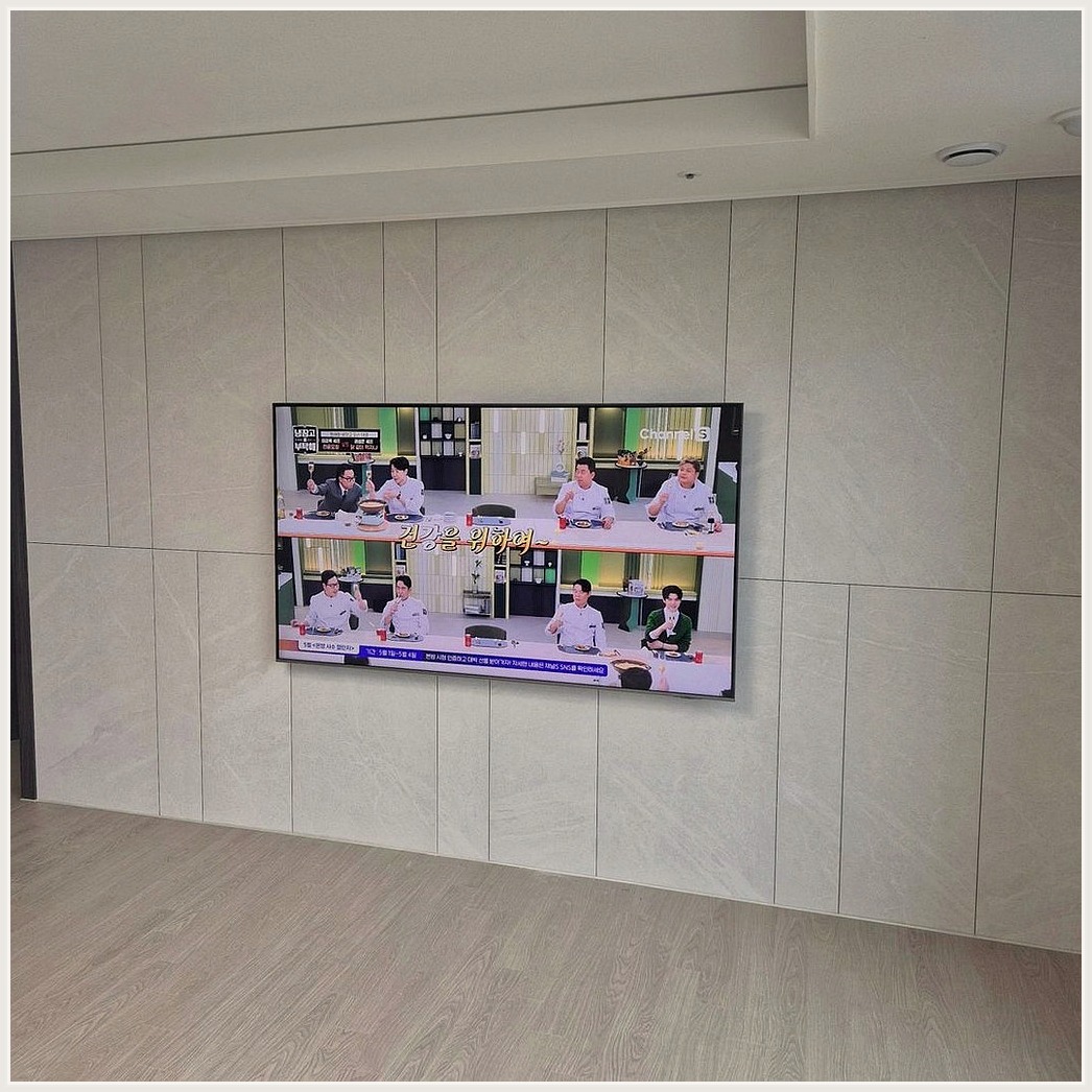 수정구에서 공유기뒤숨김 조건을 살펴 TV 위치를 잡은 사진입니다. 원래 가구 배치와 바닥 동선을 유지하면서 화면 중심을 맞추고, 중원구에서도 적용할 수 있도록 셋톱박스와 공유기 자리를 함께 확인했습니다.