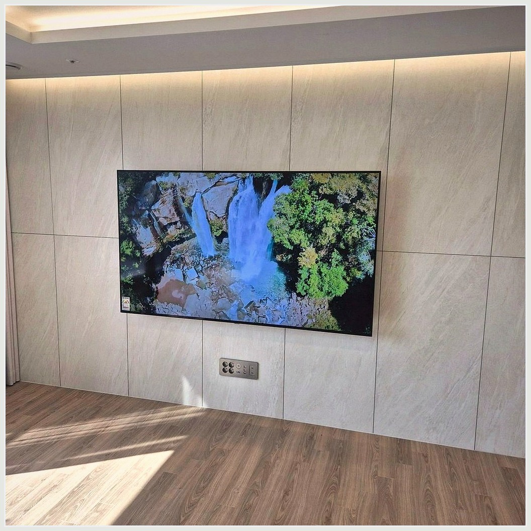 하남과 하남시에서 커튼동선 피해 조건을 살펴 TV 위치를 잡은 사진입니다. 원래 가구 배치와 바닥 동선을 유지하면서 화면 중심을 맞추고, 남양주과 남양주시에서도 적용할 수 있도록 셋톱박스와 공유기 자리를 함께 확인했습니다.