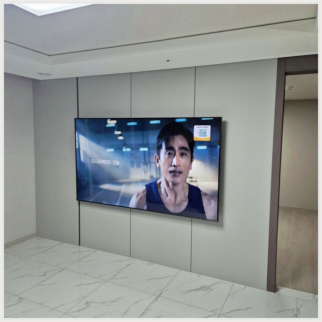 오정구에서 입주청소 후 조건을 살펴 TV 위치를 잡은 사진입니다. 원래 가구 배치와 바닥 동선을 유지하면서 화면 중심을 맞추고, 김포과 김포시에서도 적용할 수 있도록 셋톱박스와 공유기 자리를 함께 확인했습니다.