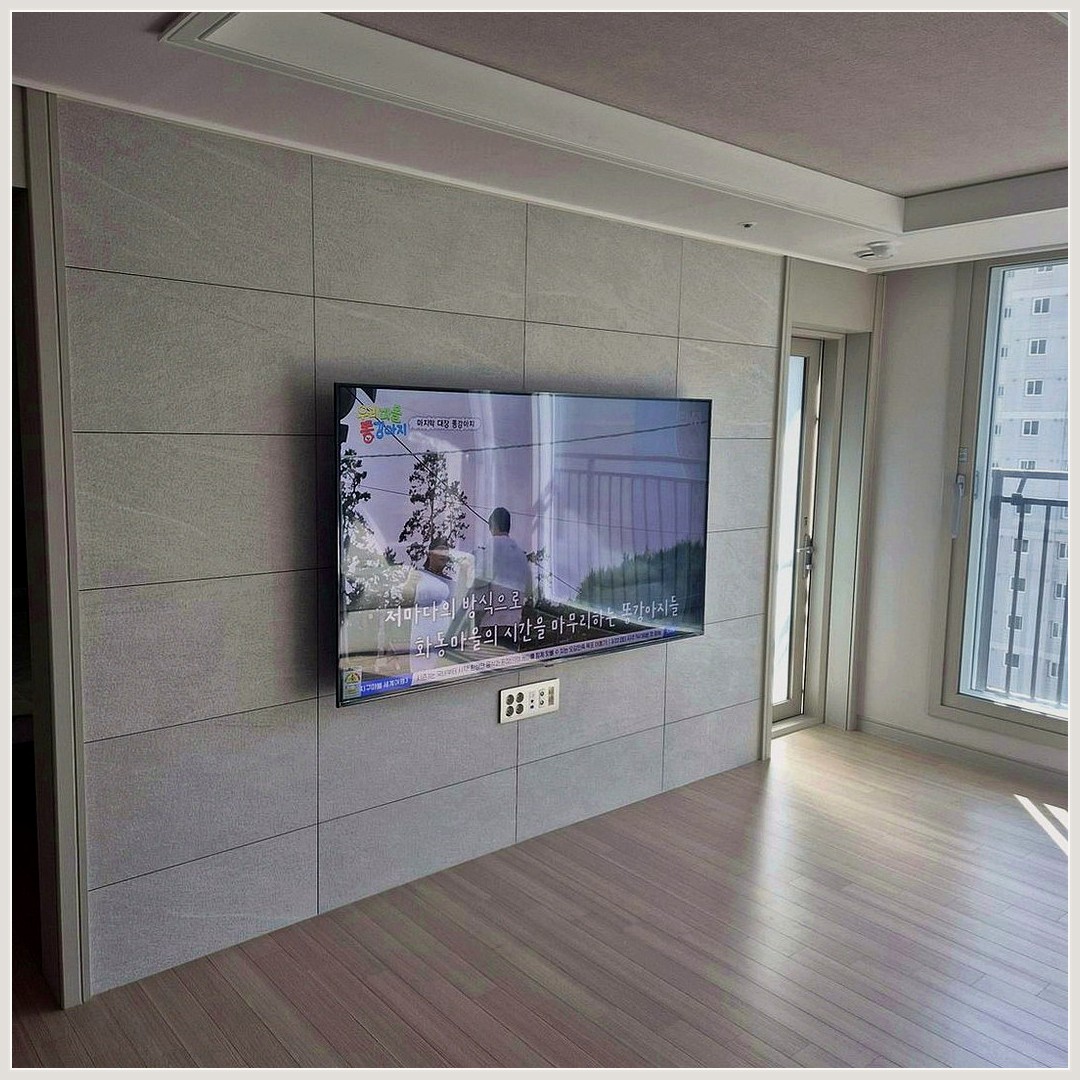 안양과 안양시에서 스탠드받침 제거 조건을 살펴 TV 위치를 잡은 사진입니다. 원래 가구 배치와 바닥 동선을 유지하면서 화면 중심을 맞추고, 만안구에서도 적용할 수 있도록 셋톱박스와 공유기 자리를 함께 확인했습니다.