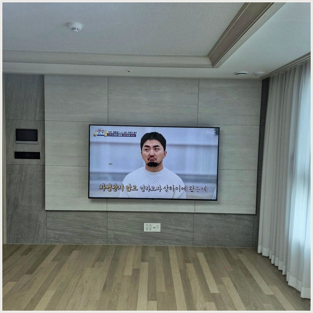 덕양구에서 블라인드 간섭피해 조건을 살펴 TV 위치를 잡은 사진입니다. 원래 가구 배치와 바닥 동선을 유지하면서 화면 중심을 맞추고, 일산동구에서도 적용할 수 있도록 셋톱박스와 공유기 자리를 함께 확인했습니다.