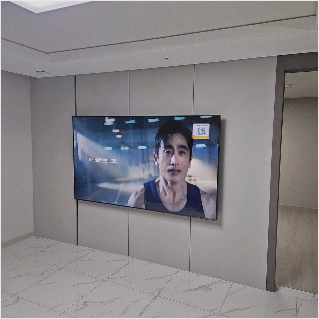 제물포과 제물포구에서 수납장 비우고 조건을 살펴 TV 위치를 잡은 사진입니다. 원래 가구 배치와 바닥 동선을 유지하면서 화면 중심을 맞추고, 미추홀구에서도 적용할 수 있도록 셋톱박스와 공유기 자리를 함께 확인했습니다.