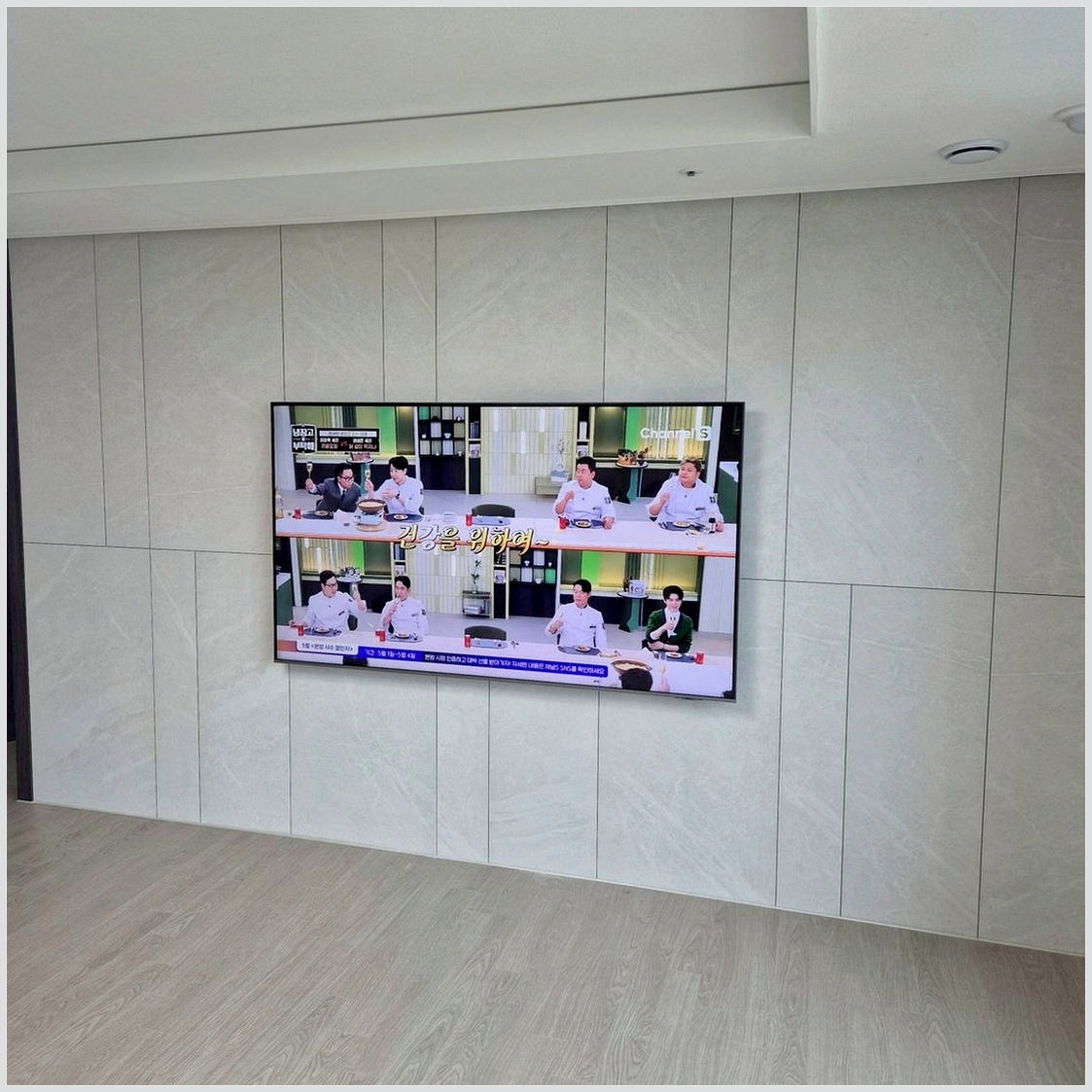 연수구에서 공간분리을 기준으로 마감 상태를 확인한 사진입니다. 화면 아래 공간과 케이블 노출을 다시 보고, 제물포과 제물포구·미추홀구 상담에서 정한 높이와 주변기기 위치가 실제 사용에 불편하지 않은지 점검했습니다.