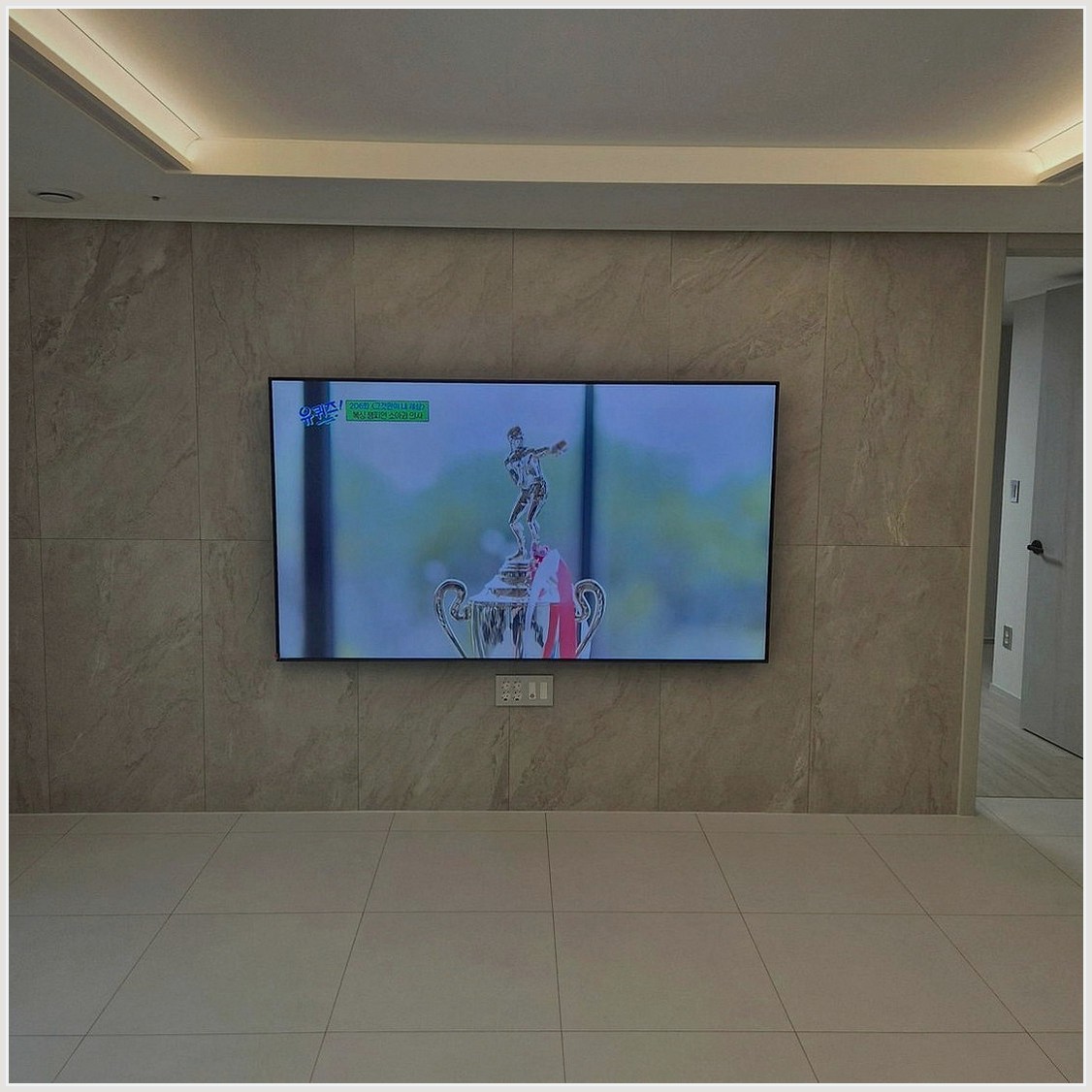 남동구에서 침실TV 옮겨 조건을 살펴 TV 위치를 잡은 사진입니다. 원래 가구 배치와 바닥 동선을 유지하면서 화면 중심을 맞추고, 부평과 부평구에서도 적용할 수 있도록 셋톱박스와 공유기 자리를 함께 확인했습니다.