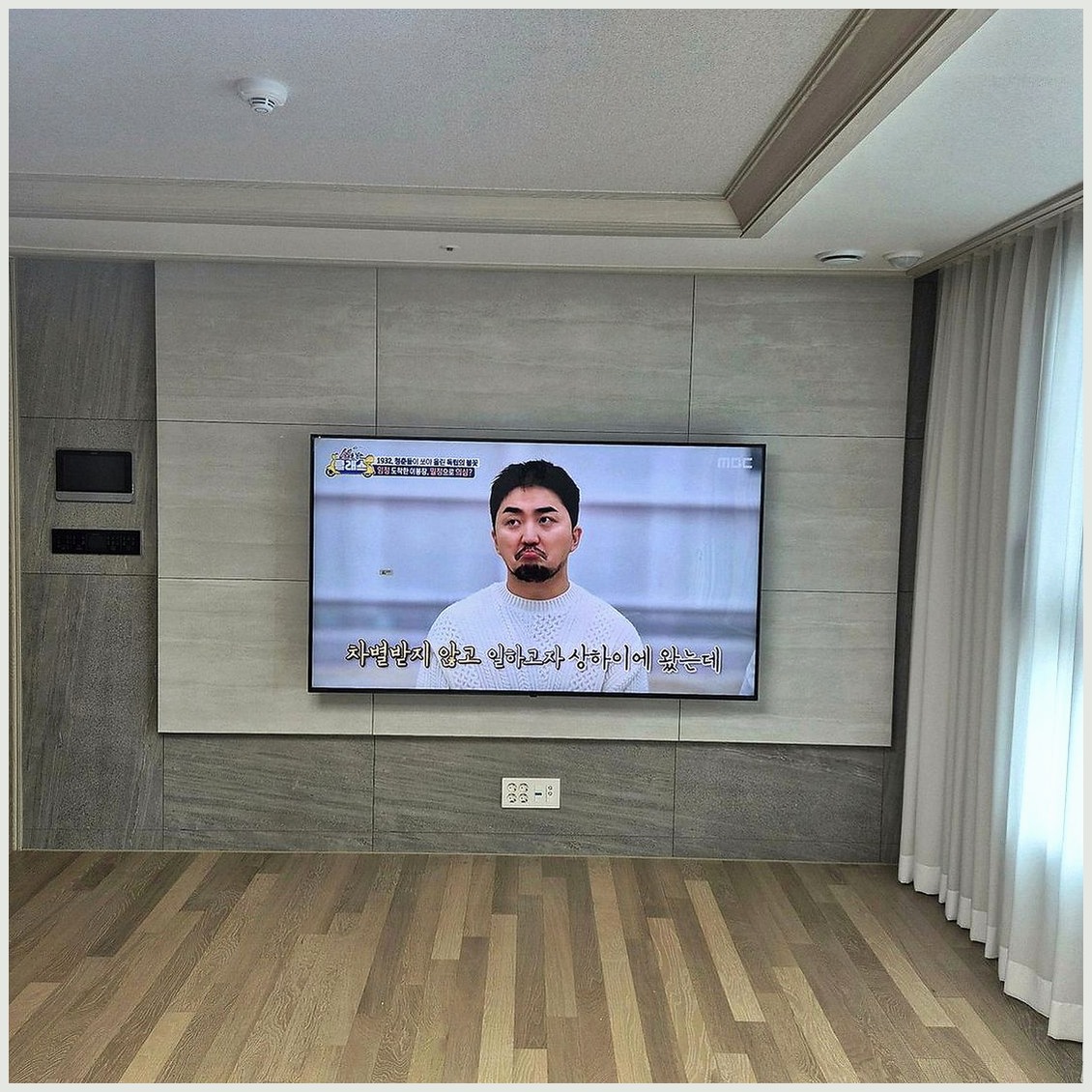 계양과 계양구에서 활용범위 확대을 기준으로 마감 상태를 확인한 사진입니다. 화면 아래 공간과 케이블 노출을 다시 보고, 남동구·부평과 부평구 상담에서 정한 높이와 주변기기 위치가 실제 사용에 불편하지 않은지 점검했습니다.