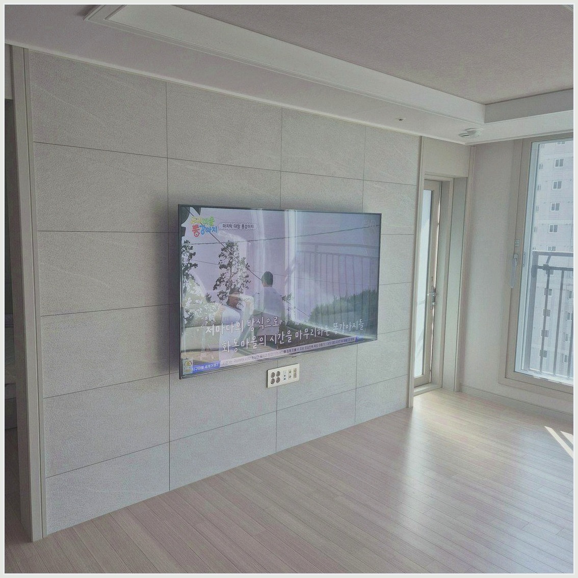 서해구에서 새아파트 입주전 조건을 살펴 TV 위치를 잡은 사진입니다. 원래 가구 배치와 바닥 동선을 유지하면서 화면 중심을 맞추고, 검단과 검단구에서도 적용할 수 있도록 셋톱박스와 공유기 자리를 함께 확인했습니다.